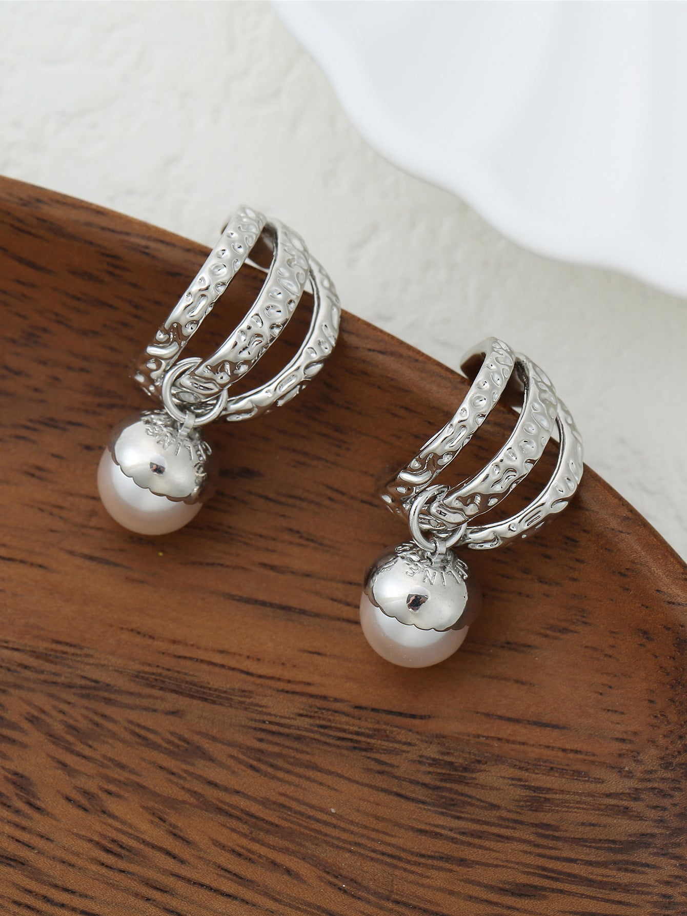Wholesale Imitation Pearl Light Luxury Hollow Out Design with High-end Temperament Gold-plated Earrings