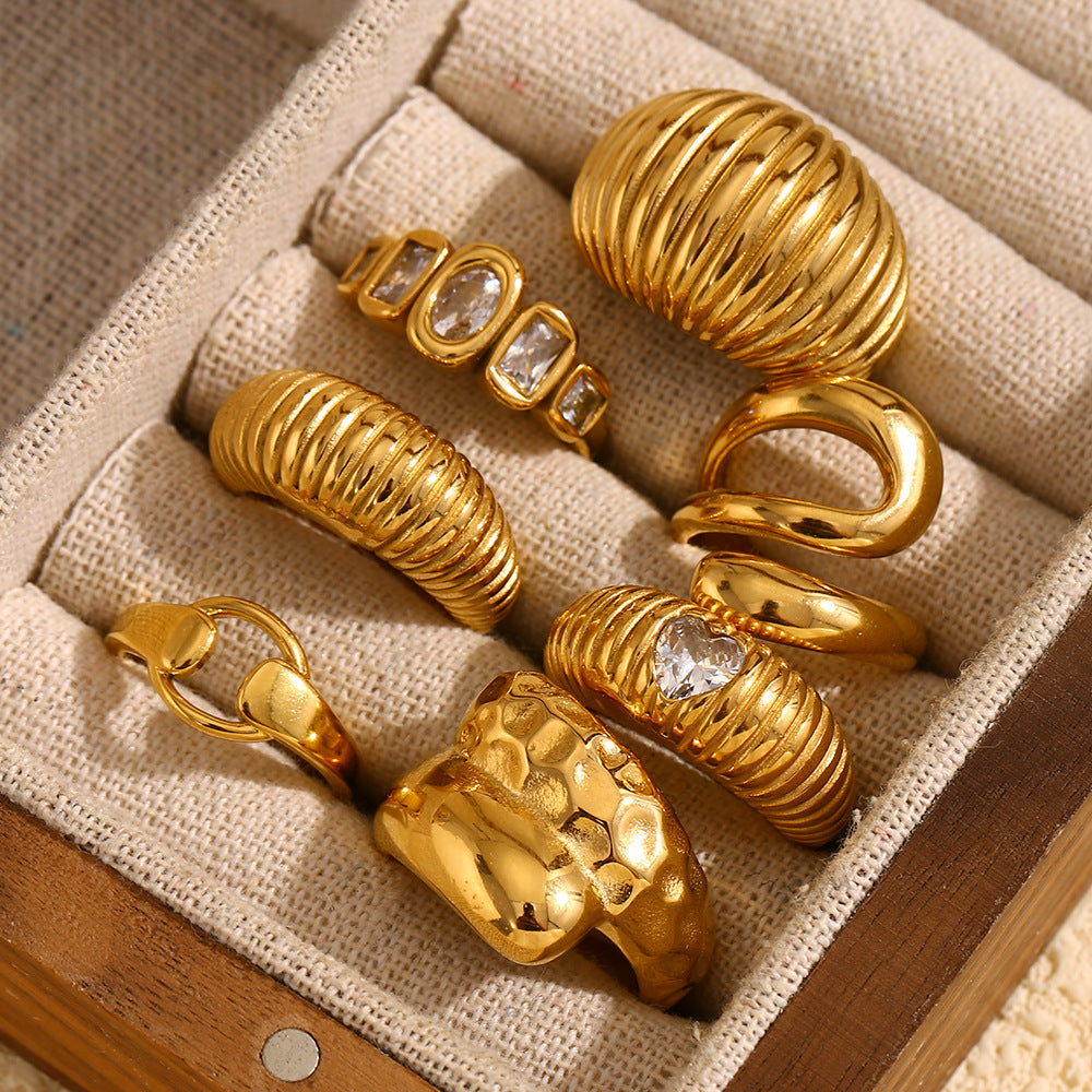 Wholesale Gold-colored bread-shaped heart-hammering pattern seal Stainless Steel Rings