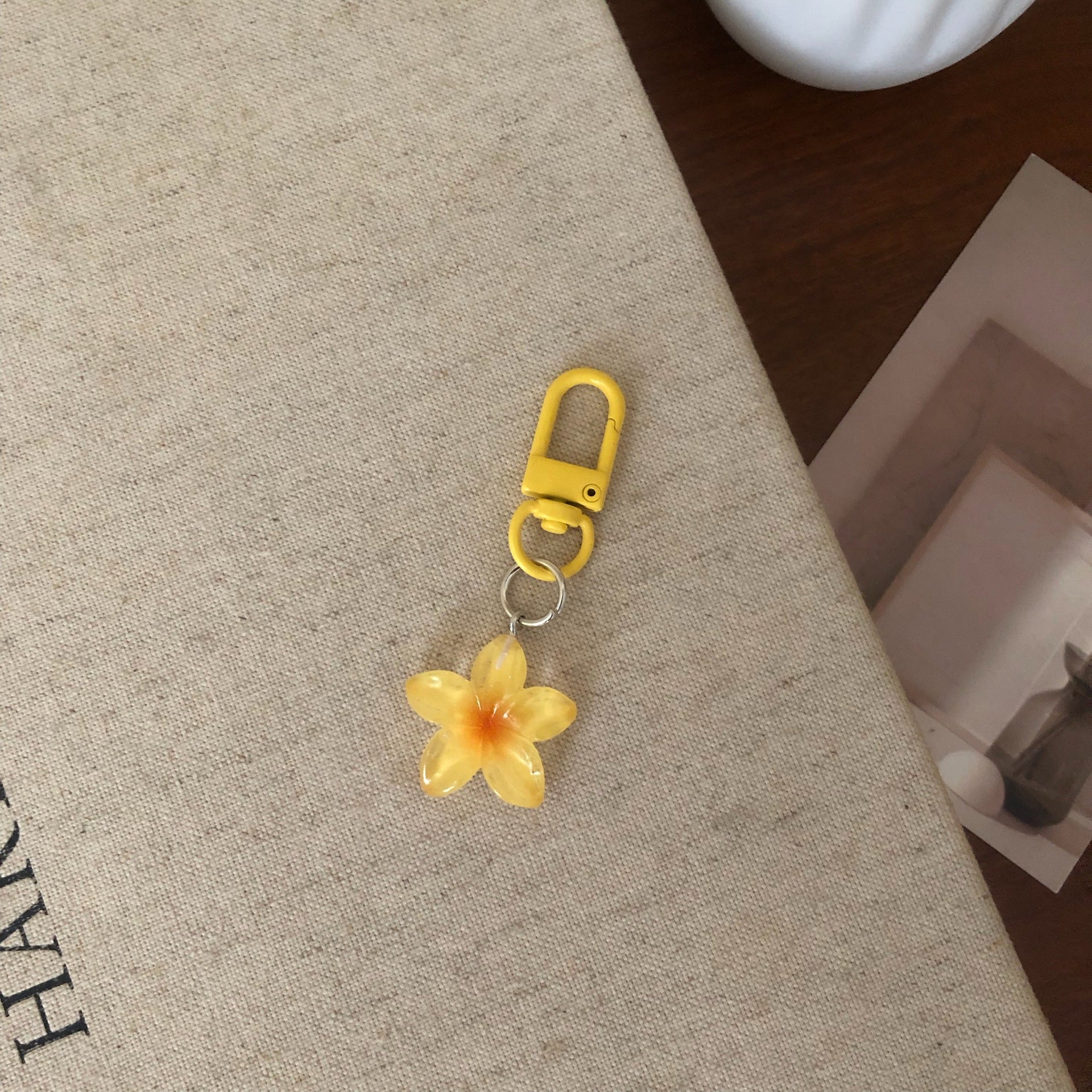 Wholesale Colorful transparent small flower keychain