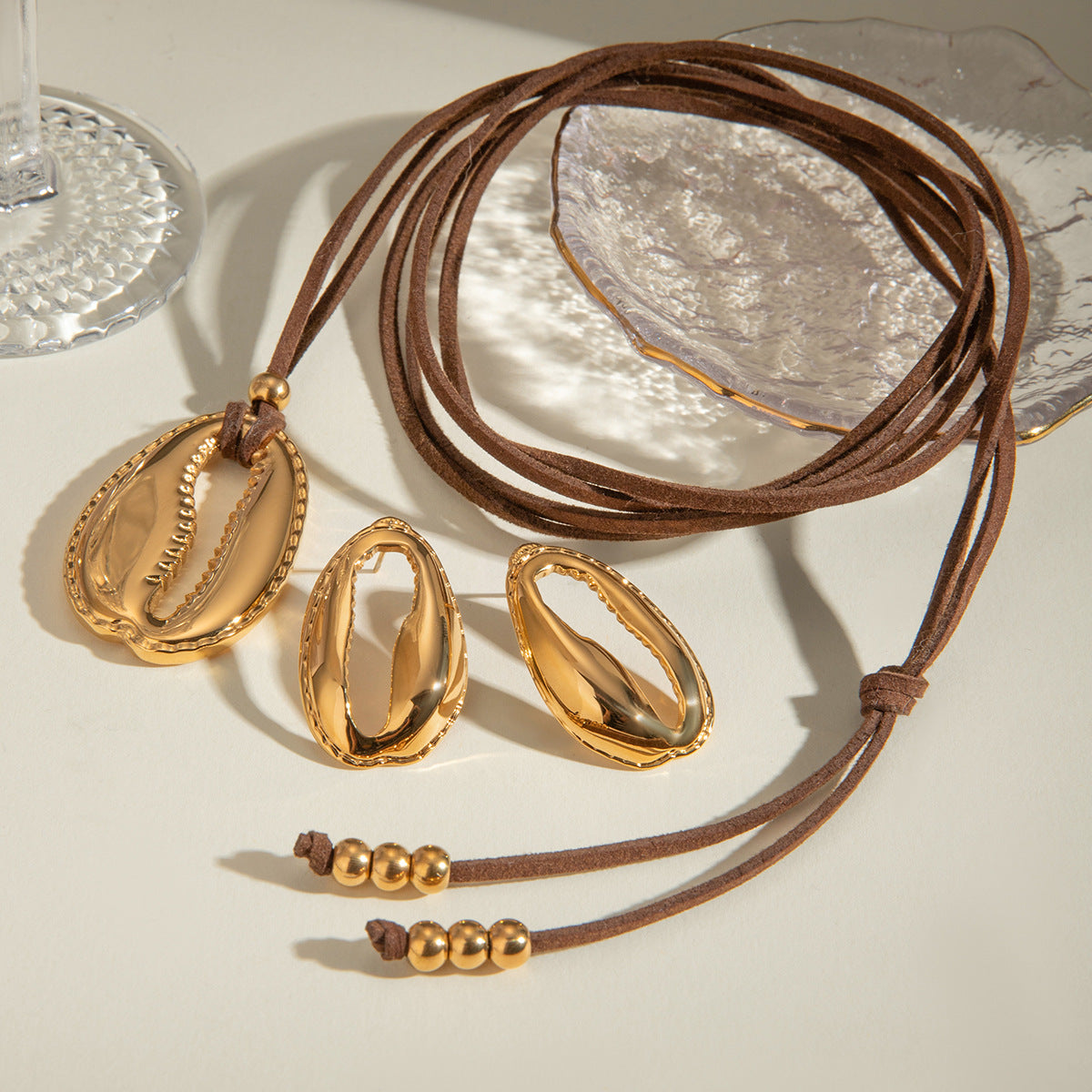 Wholesale French 18k Gold Stainless Steel Large Tooth Shell Pendant Brown Velvet Rope Necklace