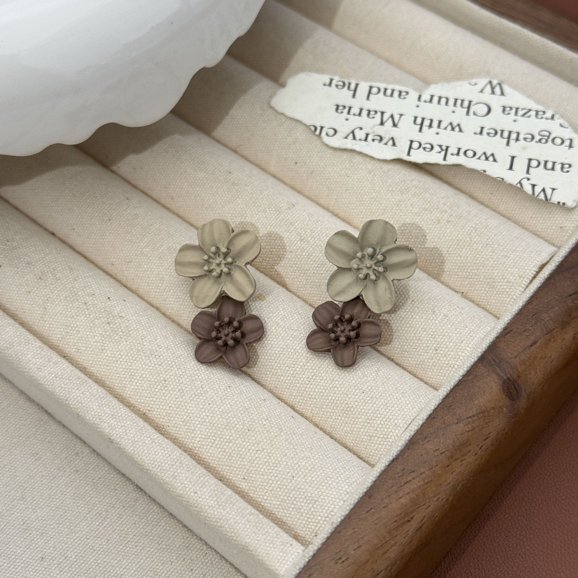 Wholesale Zinc Alloy Electroplated Flower Earrings Khaki Spray Paint Korean Minimalist Everyday Jewelry Accessory For Women