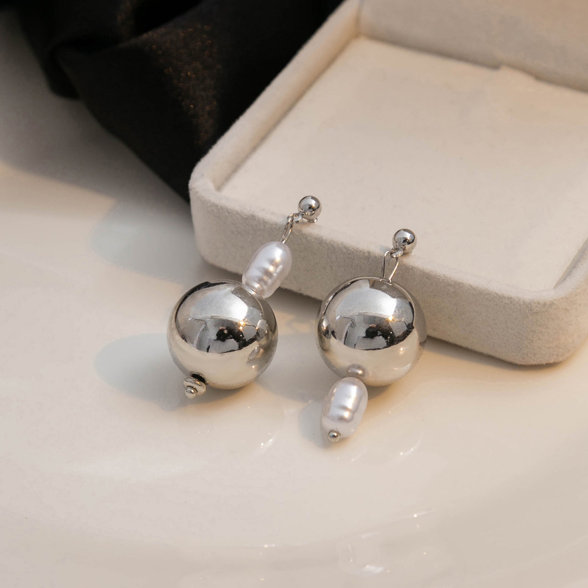 Wholesale Irregular Geometric Round Pearl Alloy Earrings