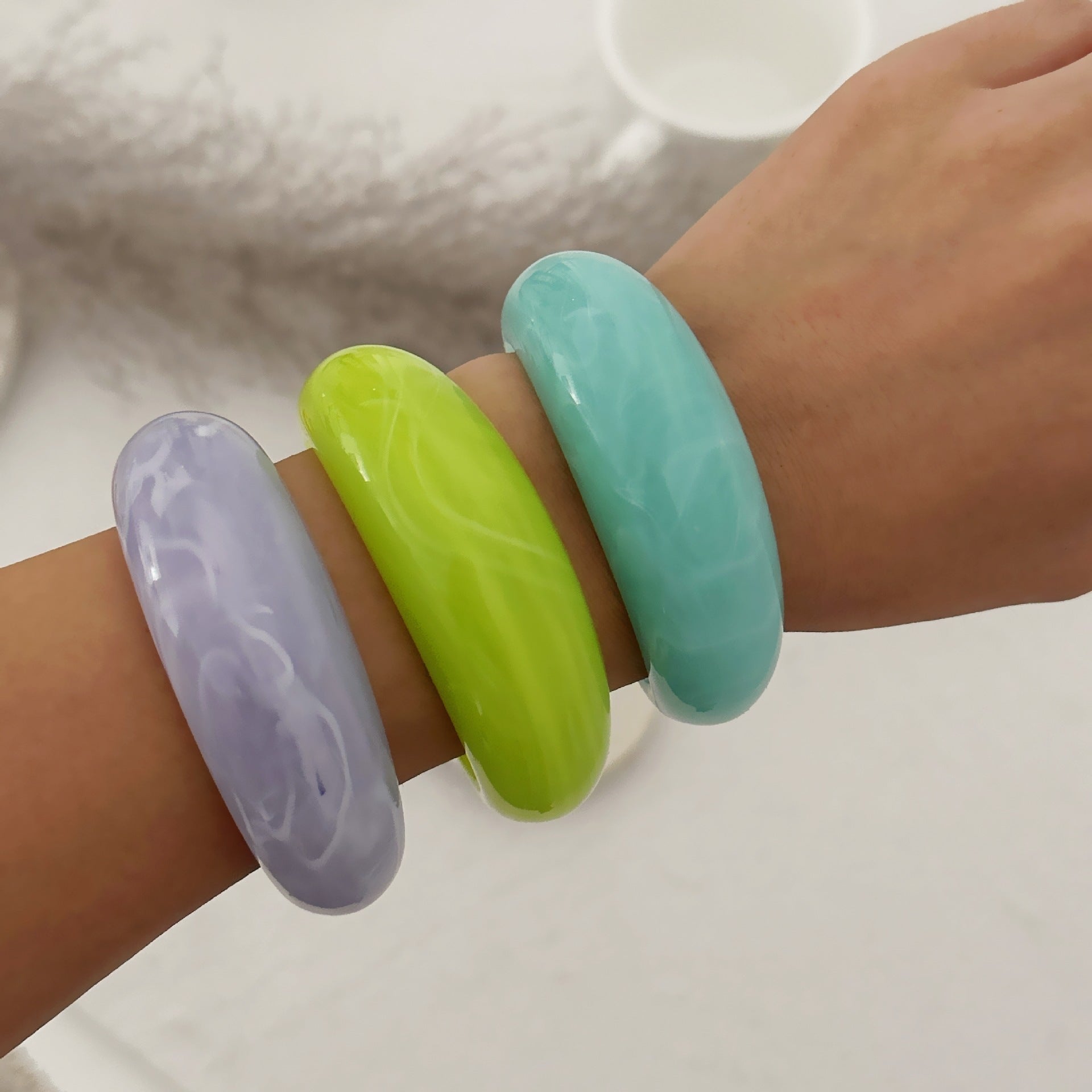 Wholesale Wide Circular Colorful Jelly Colored Dynamic Acrylic Resin Eco-friendly Bracelet