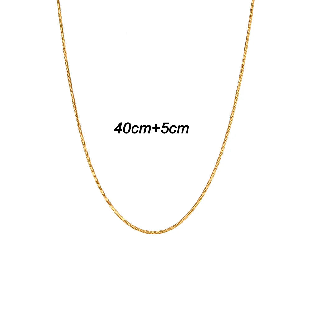 Wholesale Gold heart-shaped geometric pendant with tiny colored diamonds