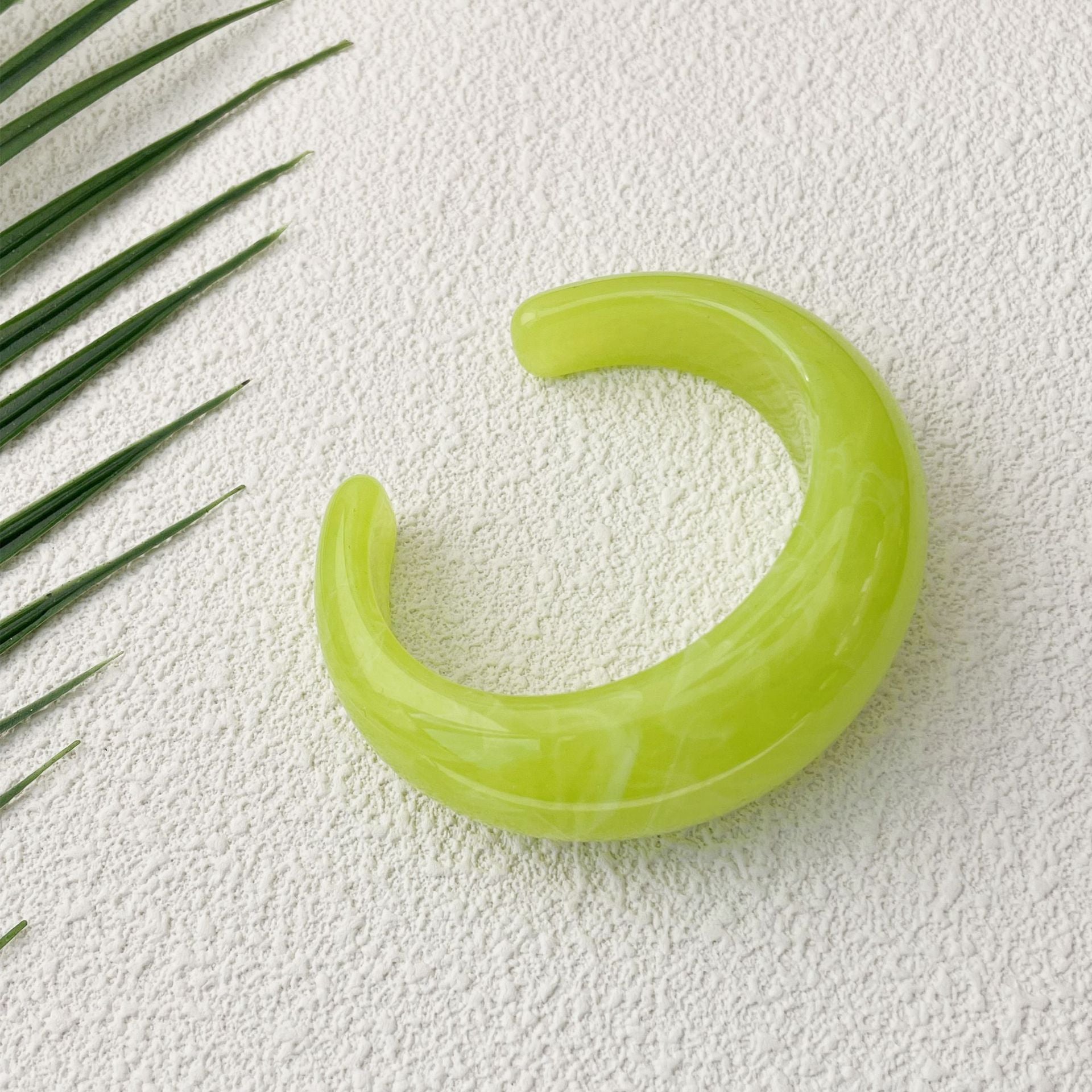 Wholesale Wide Circular Colorful Jelly Colored Dynamic Acrylic Resin Eco-friendly Bracelet