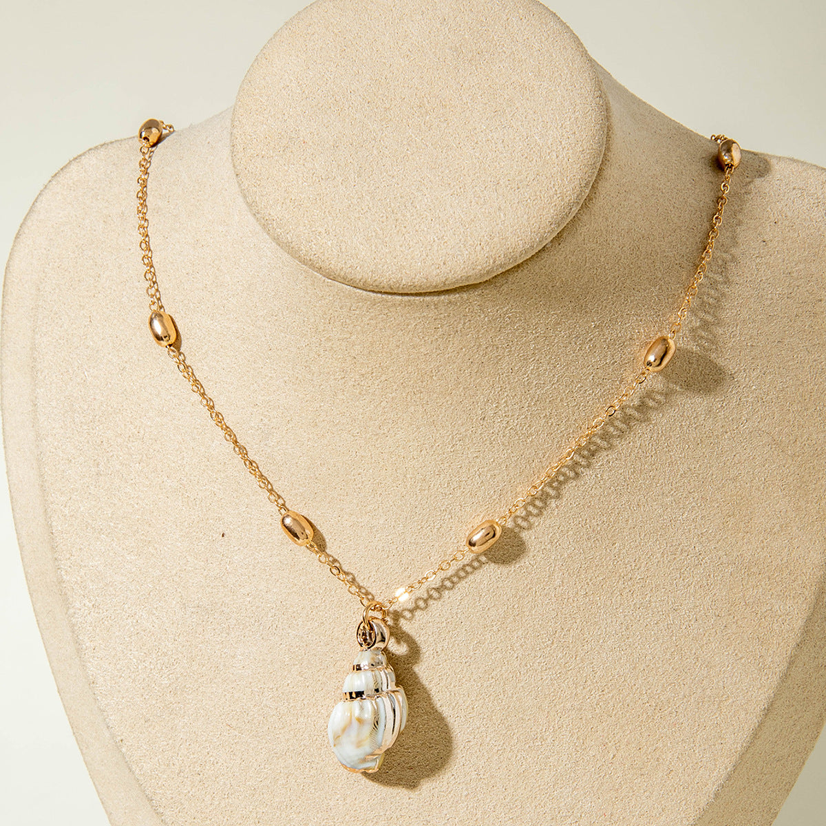 Wholesale Bohemian style gold-rimmed summer ocean conch shell necklace