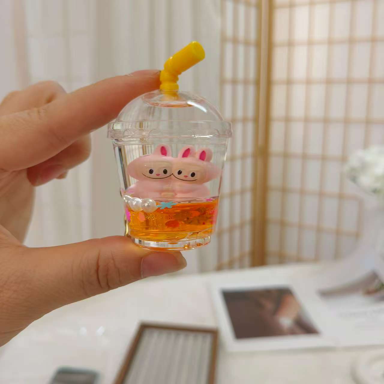 Wholesale Oil-filled acrylic doll cylindrical cup with flowing sand bottle keychain