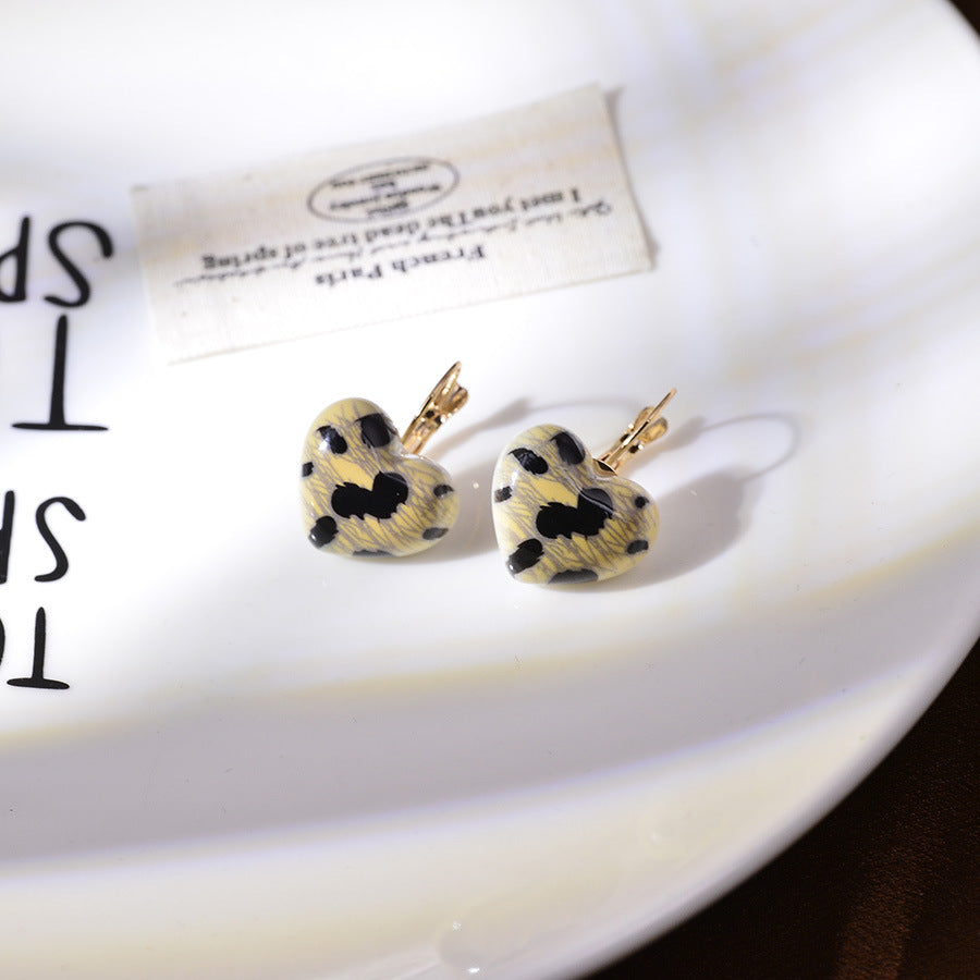 Wholesale Mirad Retro Leopard Pattern Heart Acrylic Earrings