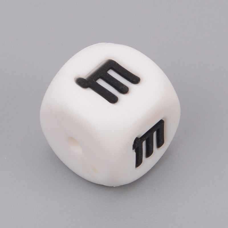 Letras rusas de silicona de 50 piezas al por mayor cuentas dispersas