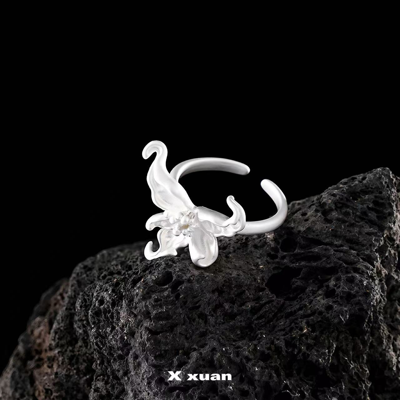 Wholesale Autumn and Winter White Iris Blossoming Ring