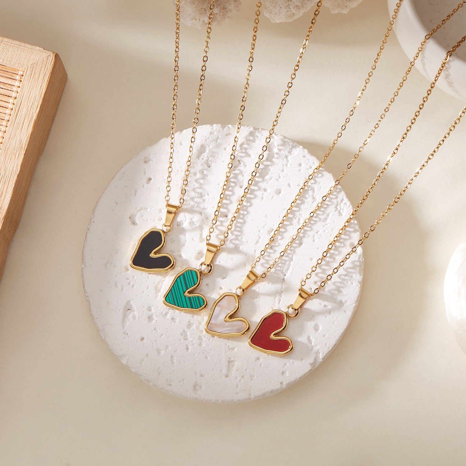 Wholesale Colorful heart-shaped stainless steel collarbone chain