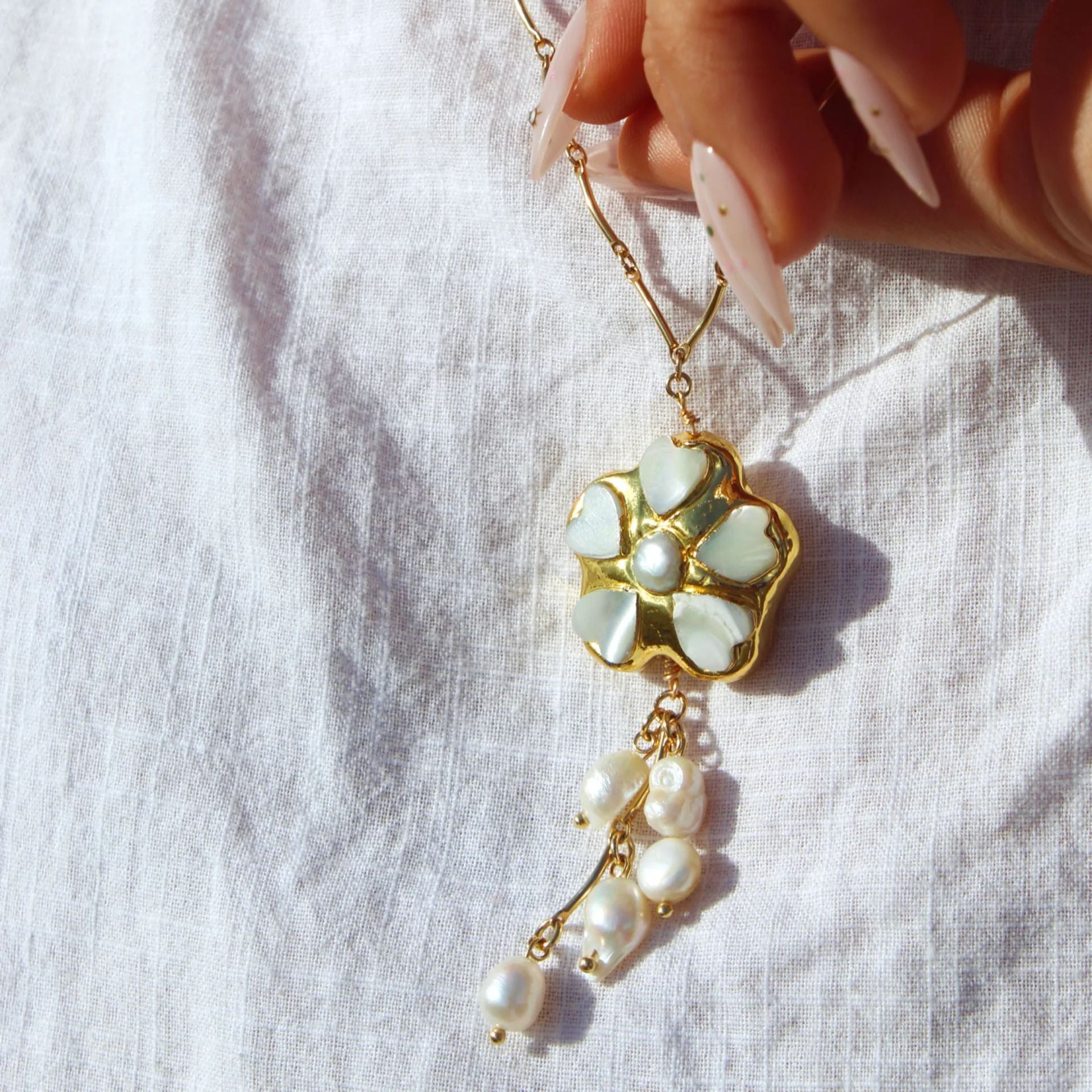 Wholesale Flower Pendant Freshwater Pearl Collarbone Necklace Chic Jewelry For Women Gift Boutique Resale