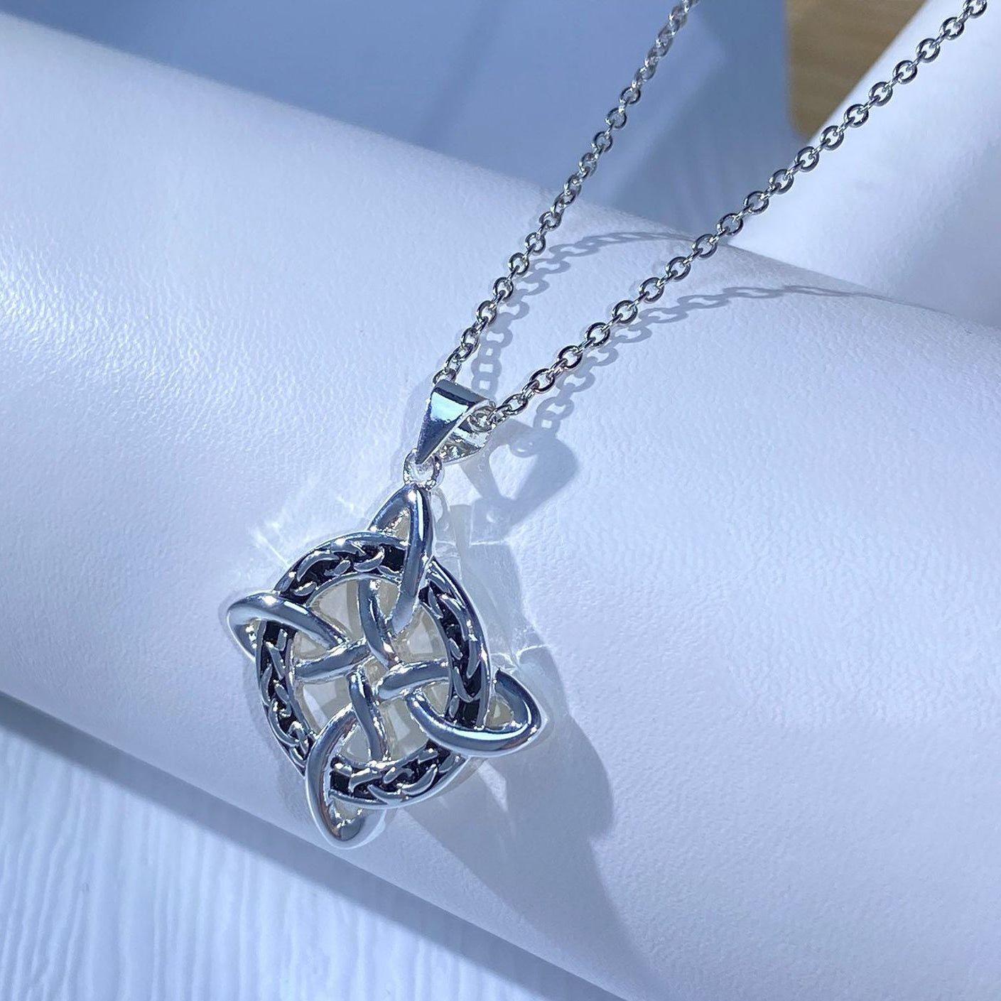 Wholesale Celtic Necklace Women' s Light Luxury Niche