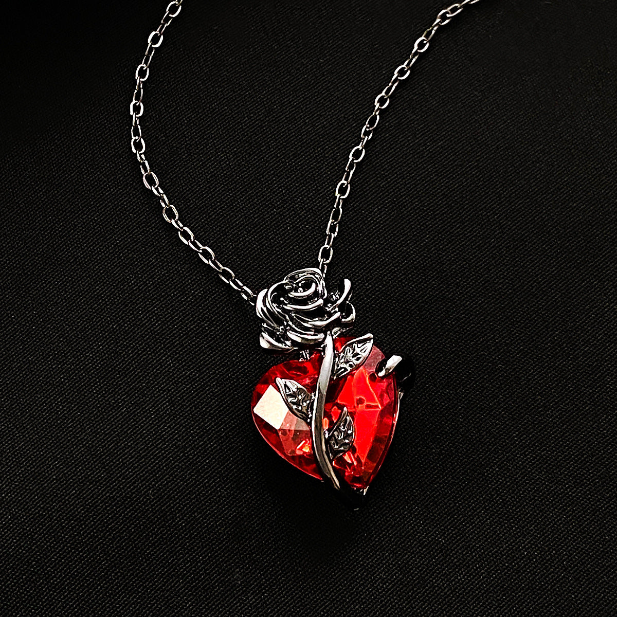 Wholesale Love Rose Necklace Gothic Wrapped Flower Heart-shaped Clavicle Chain Valentine's Day