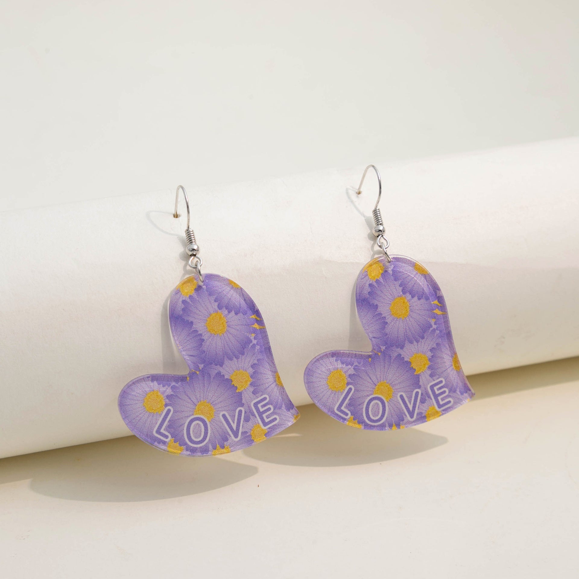 卸売バレンタインデーLOVEレインボーアクリルイヤリング