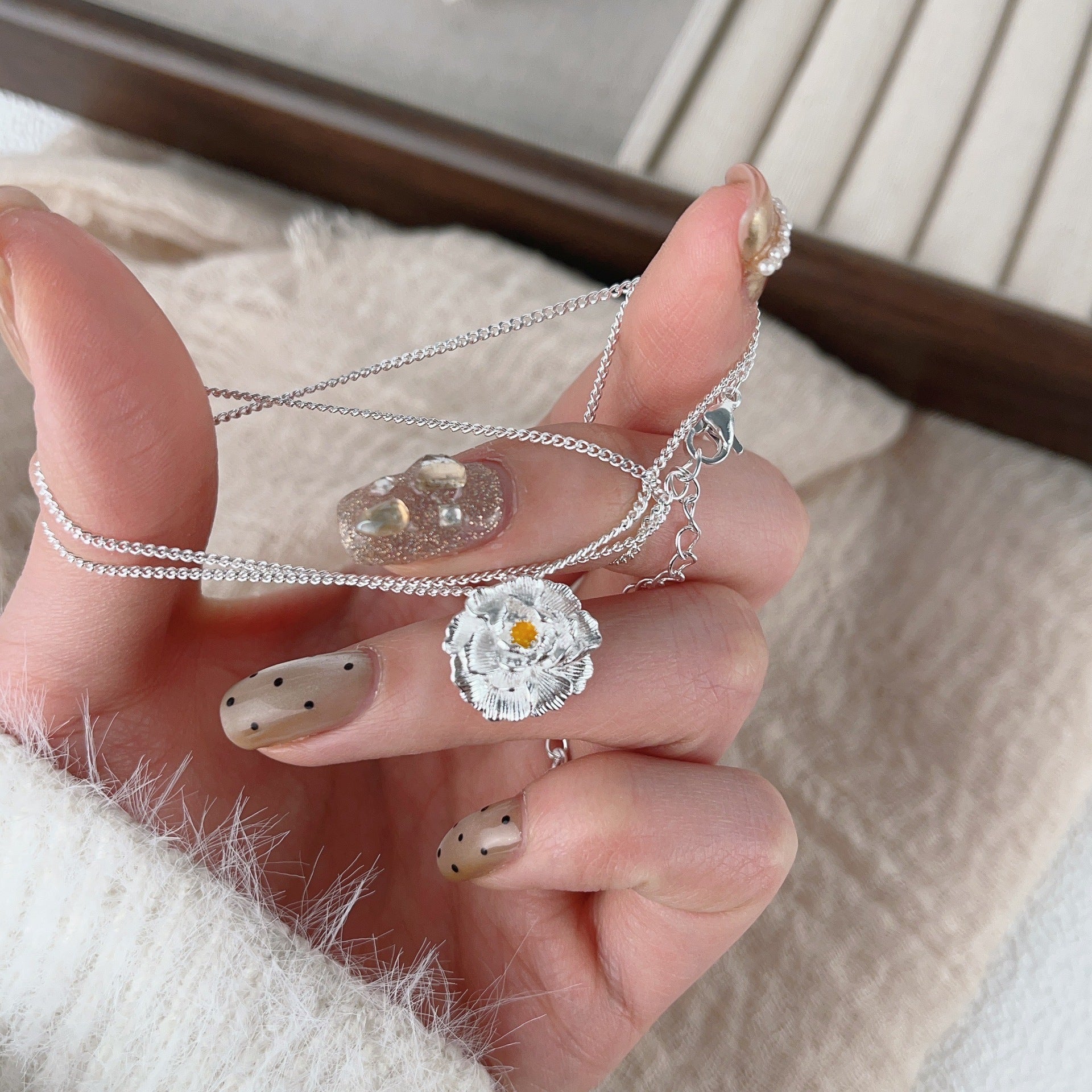 Wholesale Silver electroplated peony pendant necklace