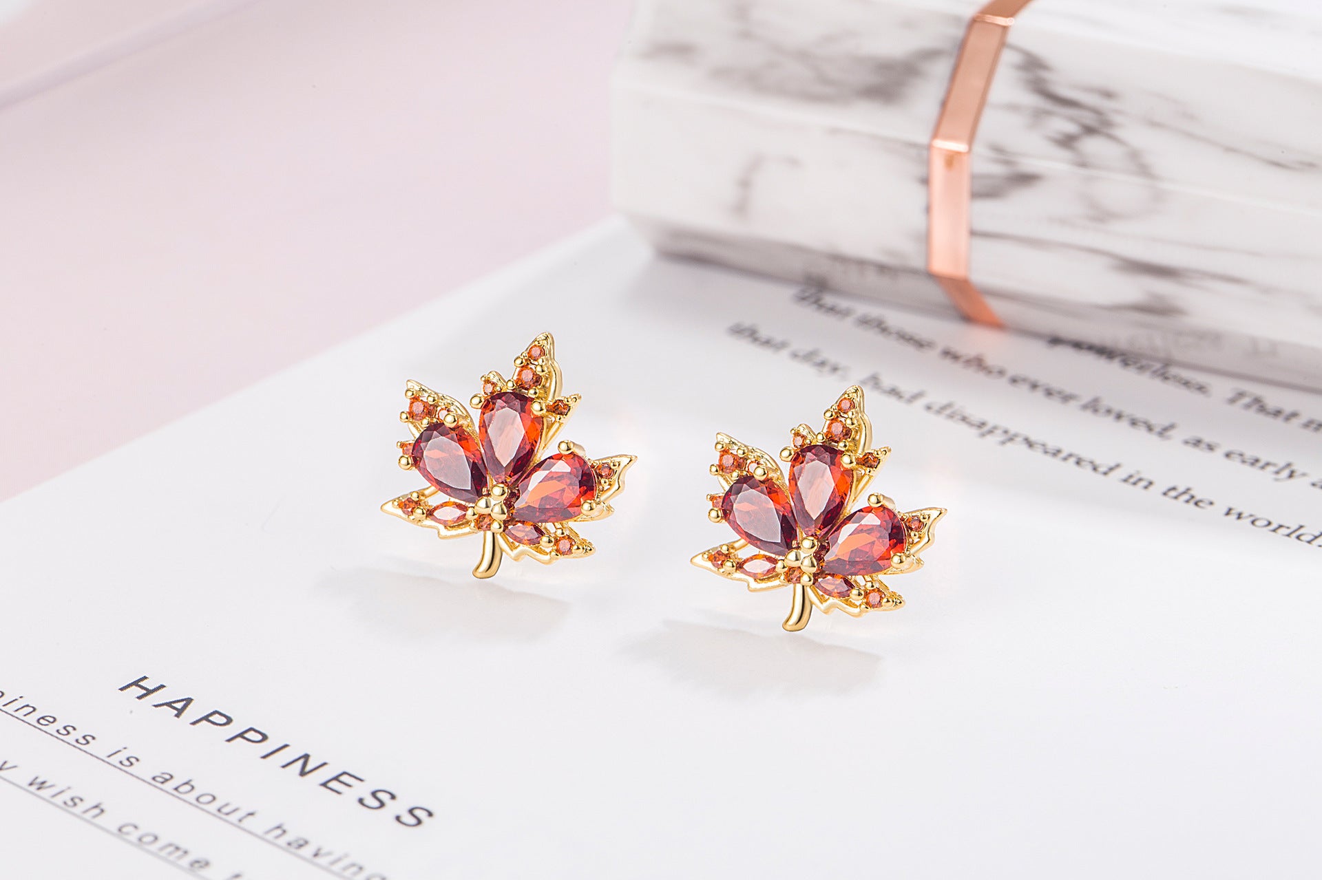 Pendientes de cobre de hoja de maple de circón rojo al por mayor