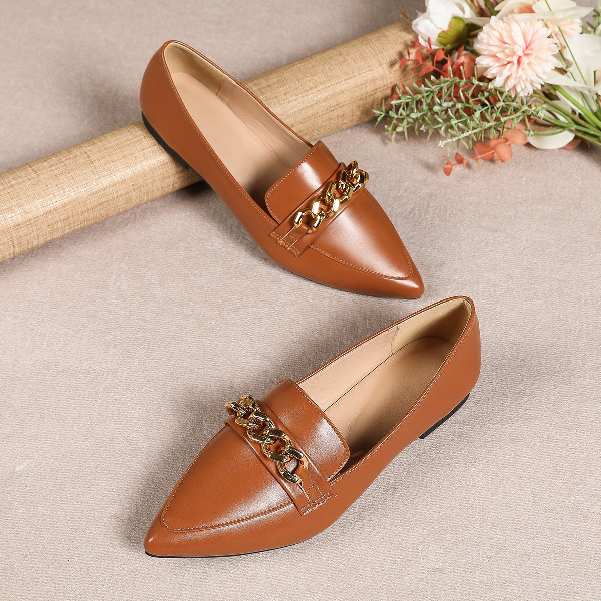 Zapatos de cuero pequeños de fondo plano puntiagudo