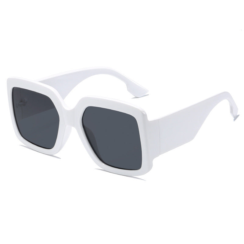 Wholesale Fashionable accessories for traveling and driving: large frame sunglasses