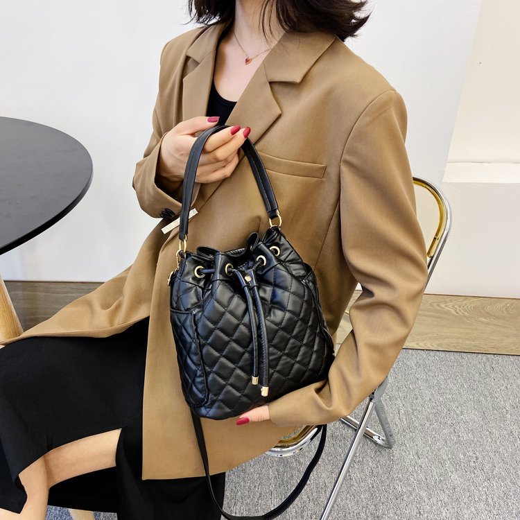 Wholesale Lingge PU Single Shoulder Crossbody Bag