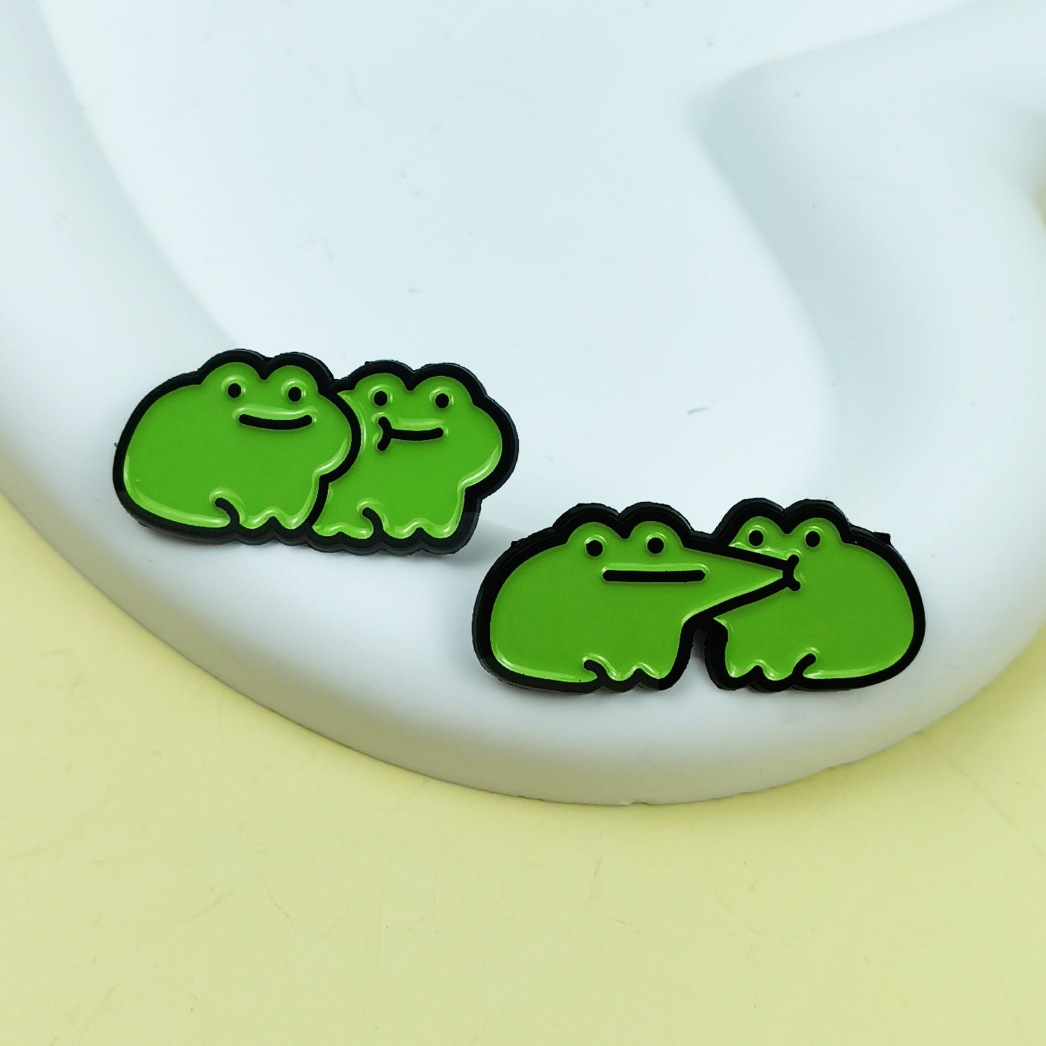 Wholesale Cute green paired frog cartoon animal brooch