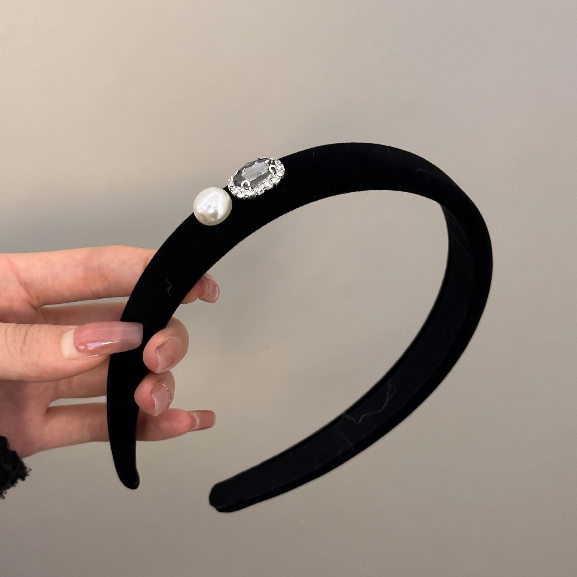 Wholesale Small fragrance style pearl headband French retro black headband