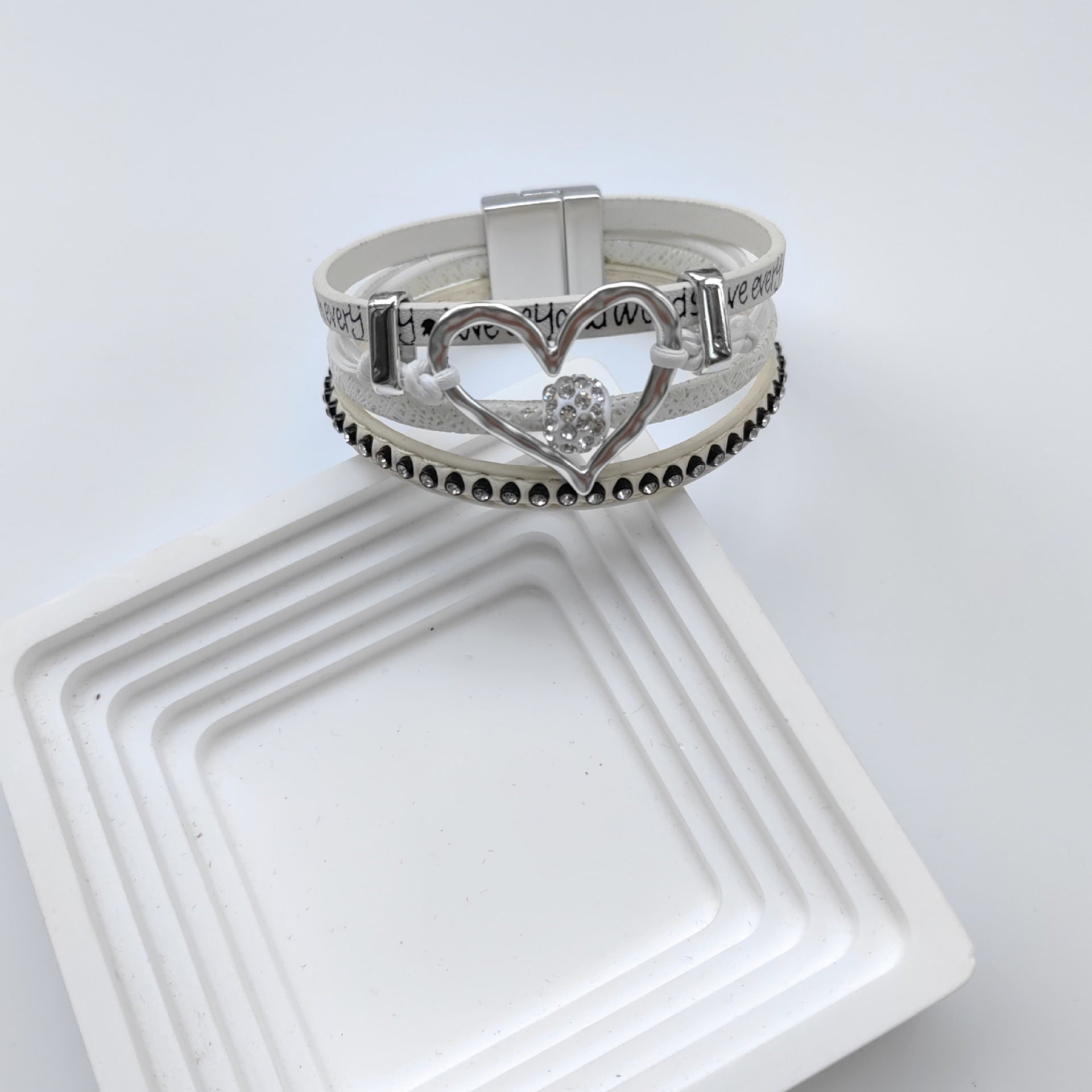 Wholesale Fashion Hollow Heart Leather Diamond Magnetic Buckle Retro Multi-layer Bracelet