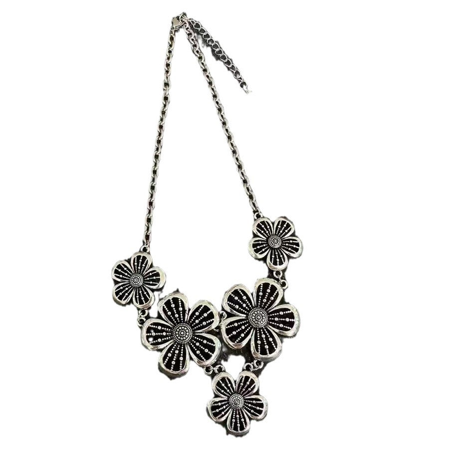 Wholesale Bohemian distressed flower pendant metal necklace