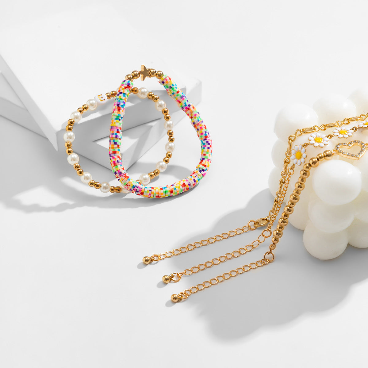 Viento de metal al por mayor Pig Bead Cadena de cuentas de color margarita pequeña Conjunto de pulsera de cerámica suave