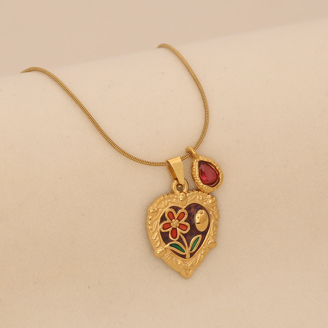 Wholesale   Rose Heart-Shaped Pendant Necklace Retro Accessible Luxury Necklace