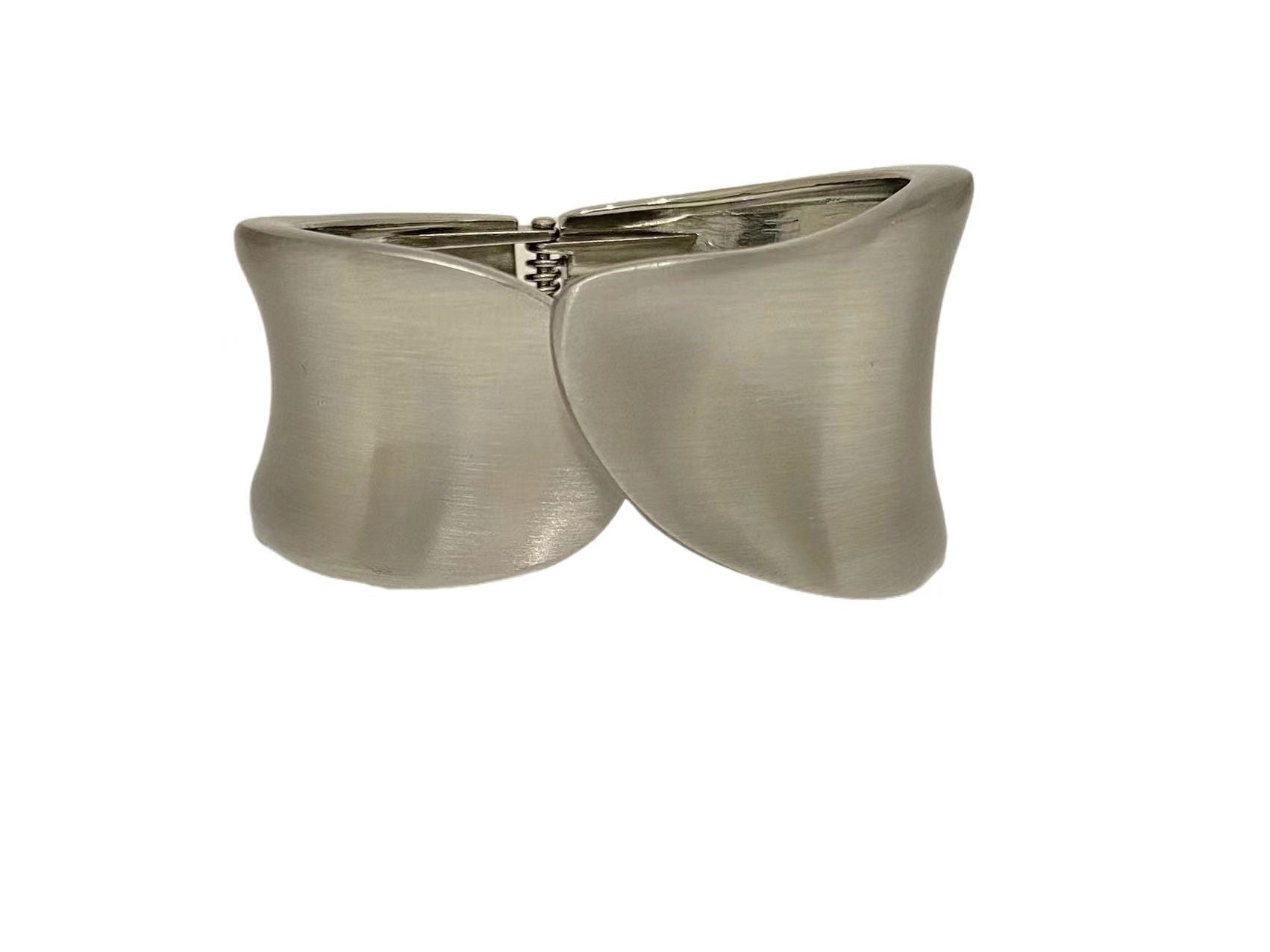 Wholesale Exaggerated Shiny Electroplated Glossy Alloy Bracelet