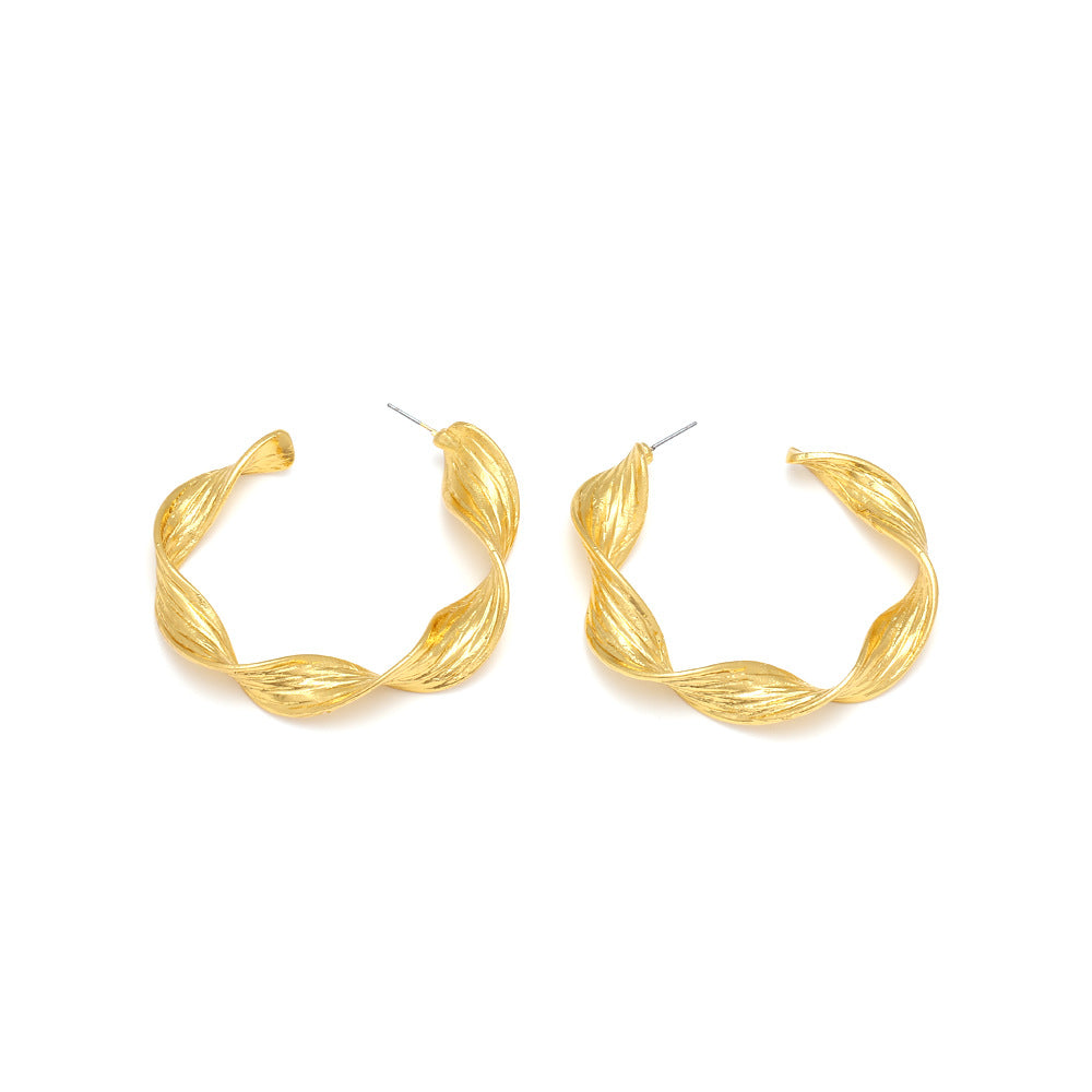 Wholesale Vintage C-shaped Twist Twisted Metal Earrings
