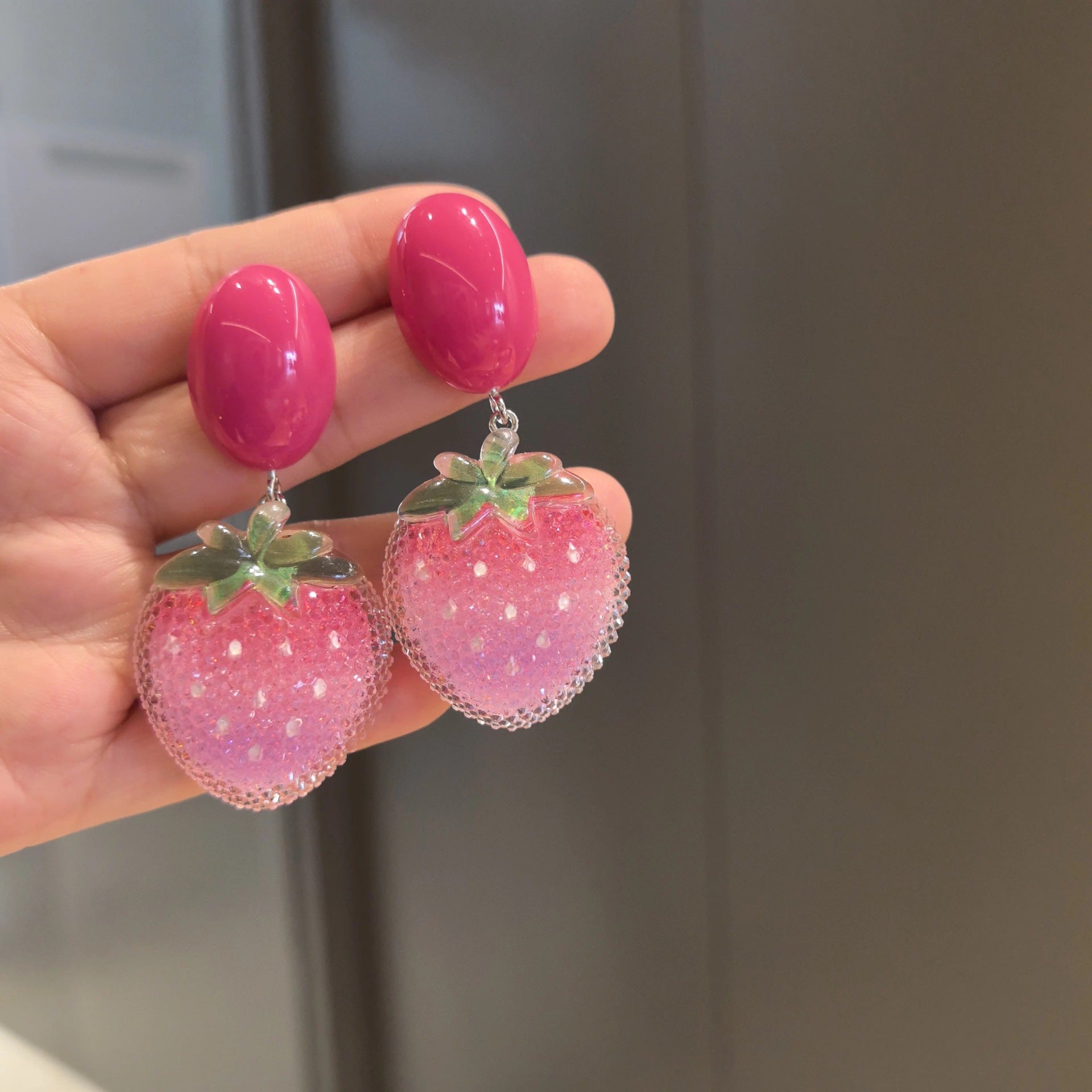 Wholesale Small fresh and sweet strawberry double ball ear clip