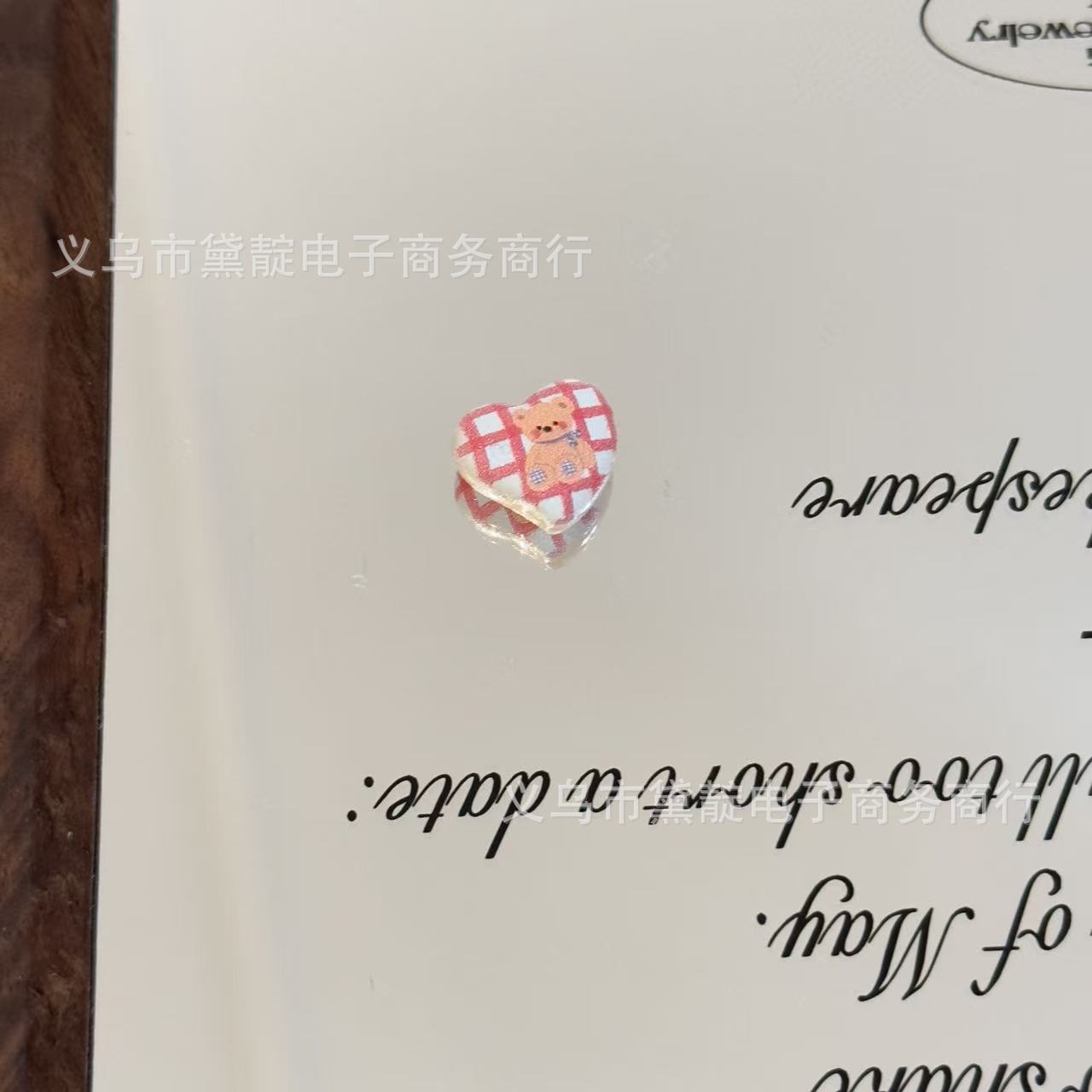 Wholesale 10pcs Relief Plaid Bear Crooked Apple Heart Acrylic Beads