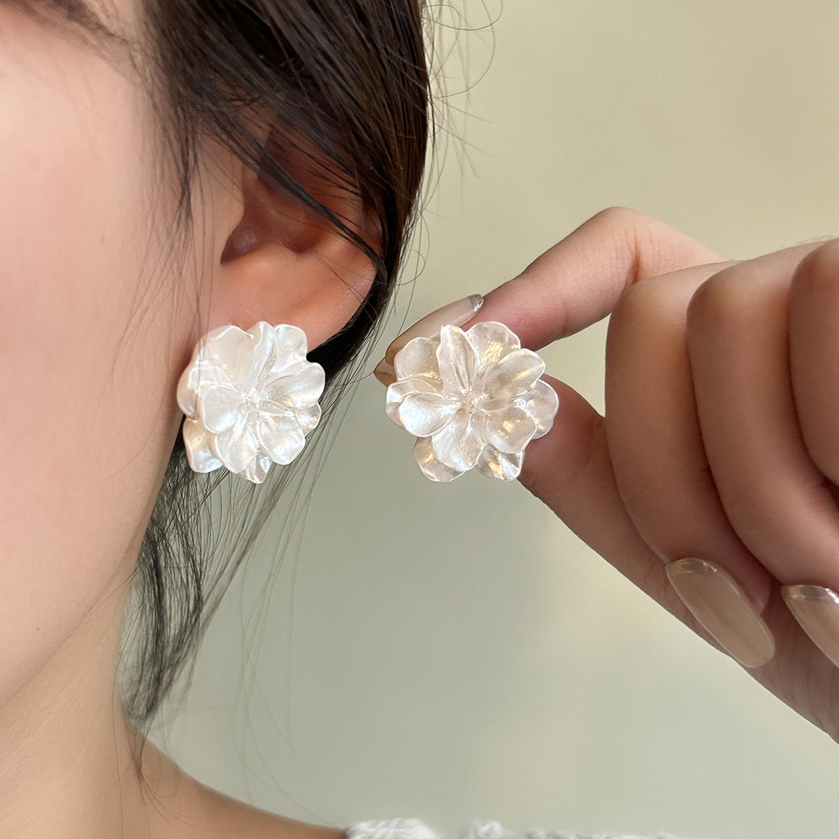 Wholesale Small fresh three-dimensional flower earrings