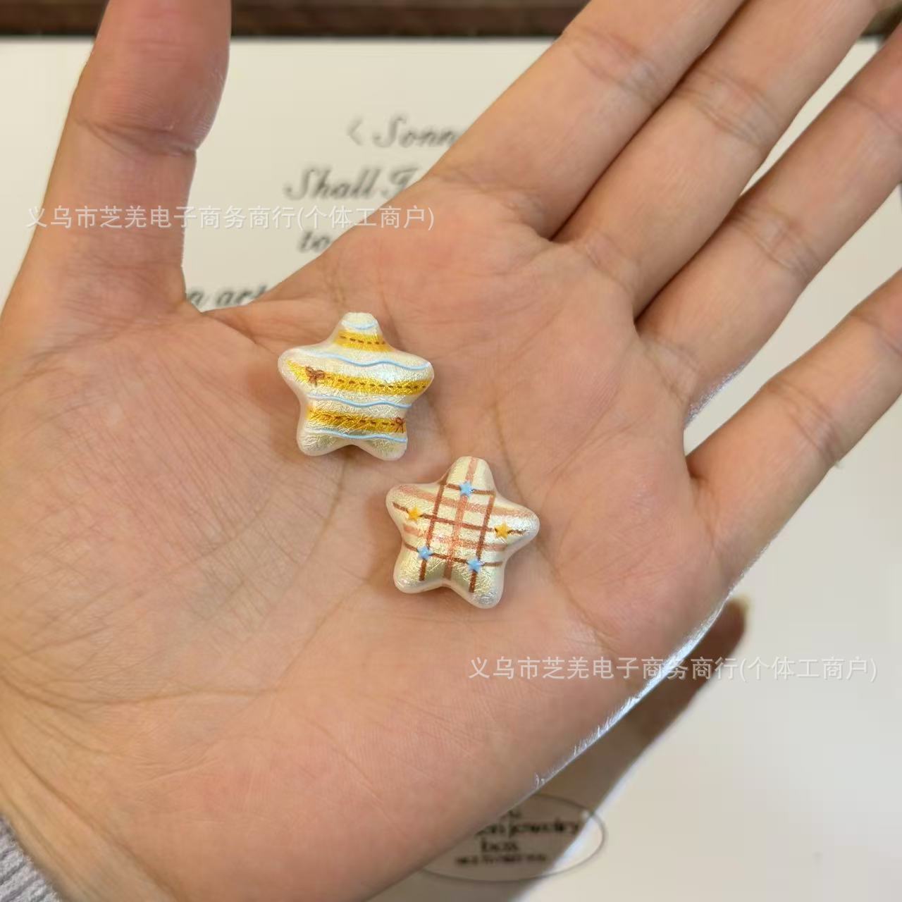 Wholesale 10pcs embossed silk gold pentagonal star acrylic beads