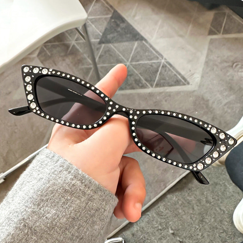 Wholesale Small frame cat eye diamond street photography sunglasses