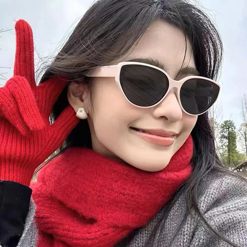 Wholesale Women's retro cat-eye small frame UV protection sunglasses