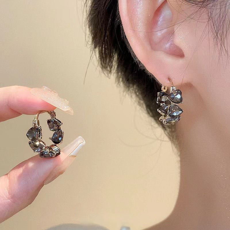 Wholesale Temperamental fashion niche black peach heart retro sweet circle earrings