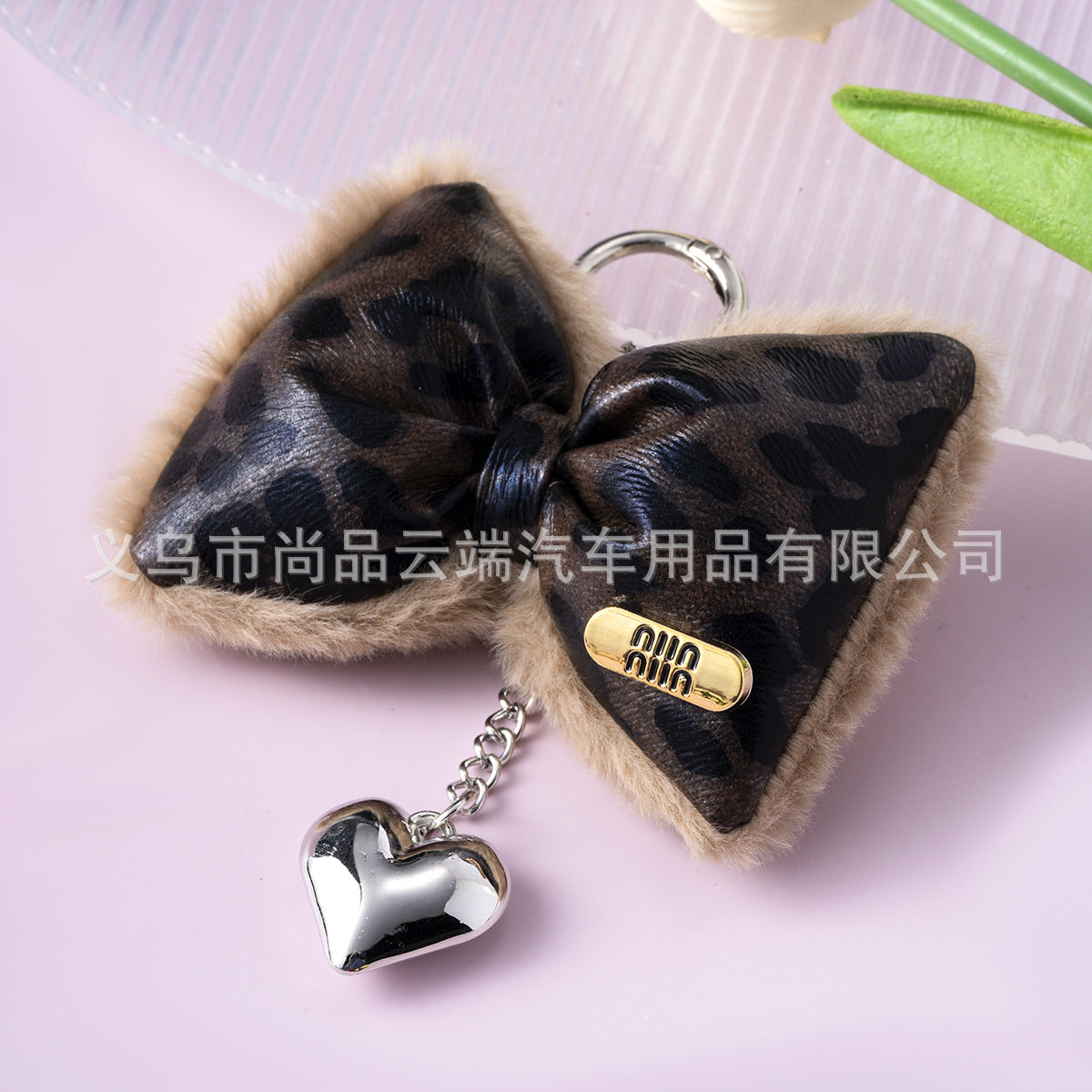 Wholesale ins light luxury leopard leather cotton-filled bow heart keychain niche design hot girl sweet cool mobile phone chain