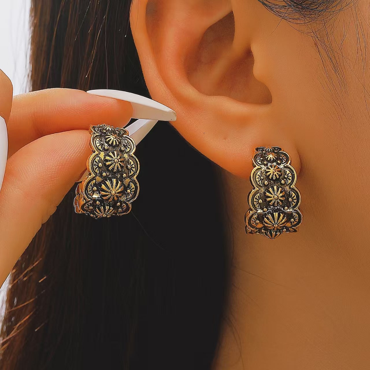 Wholesale Retro ethnic style C-shaped oval carved earrings
