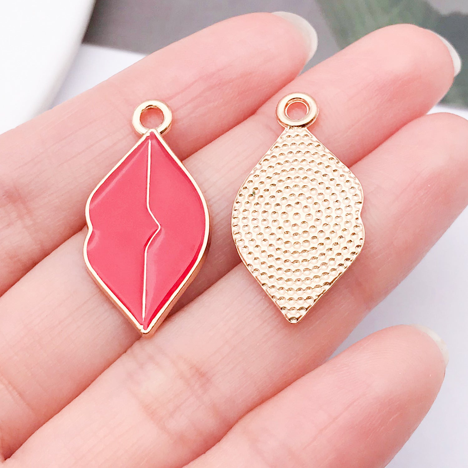 Wholesale Chic Lipstick High Heel Zinc Alloy Pendants Electroplated Oil Drip Charms For DIY Jewelry Fashion Accessory Gift Resale