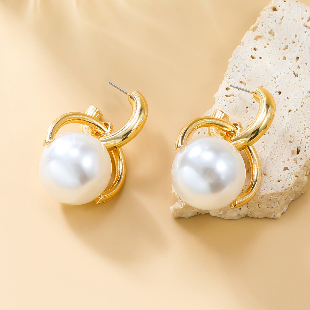 Wholesale Autumn and winter earrings spherical imitation pearl earrings girl heart alloy retro earrings jewelry