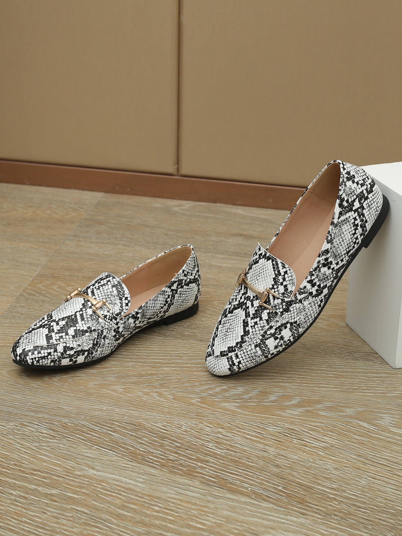 Wholesale PU Snake Print Flat Shoes