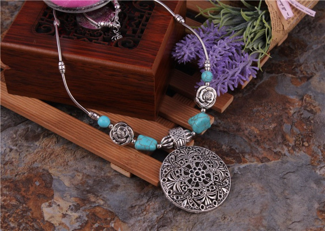 Wholesale Turquoise Flower Hollow Imitation Turquoise Alloy Necklace