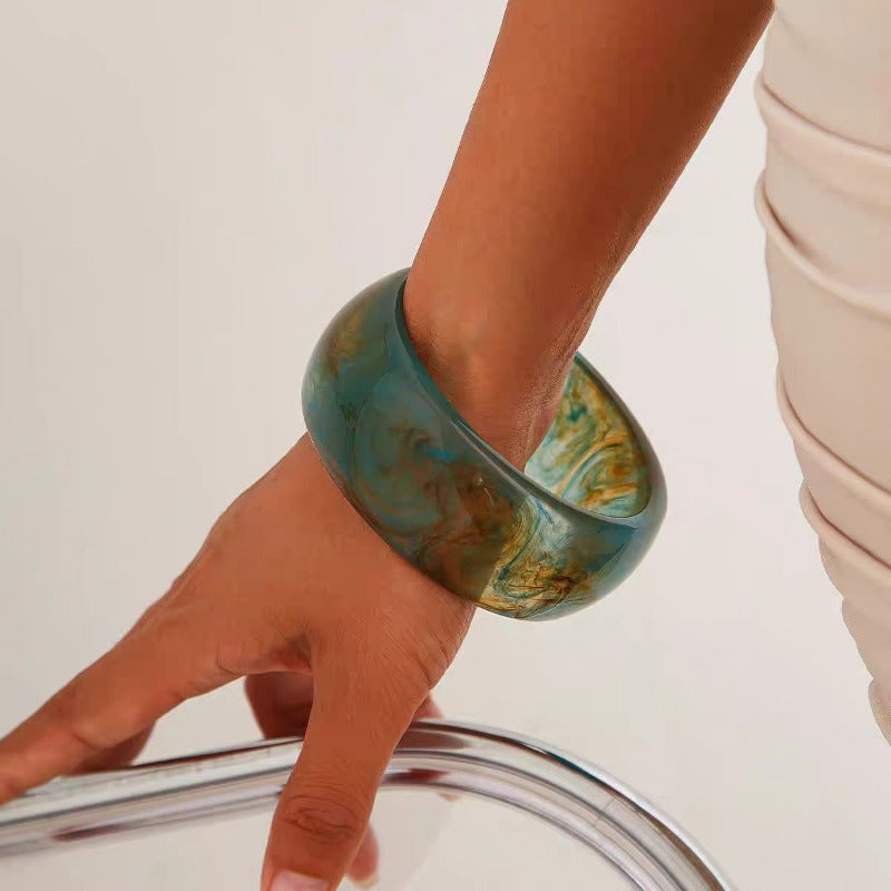 Wholesale Fashion Gradient Semi Transparent Acrylic Popular Round Wide Face Resin Bracelet