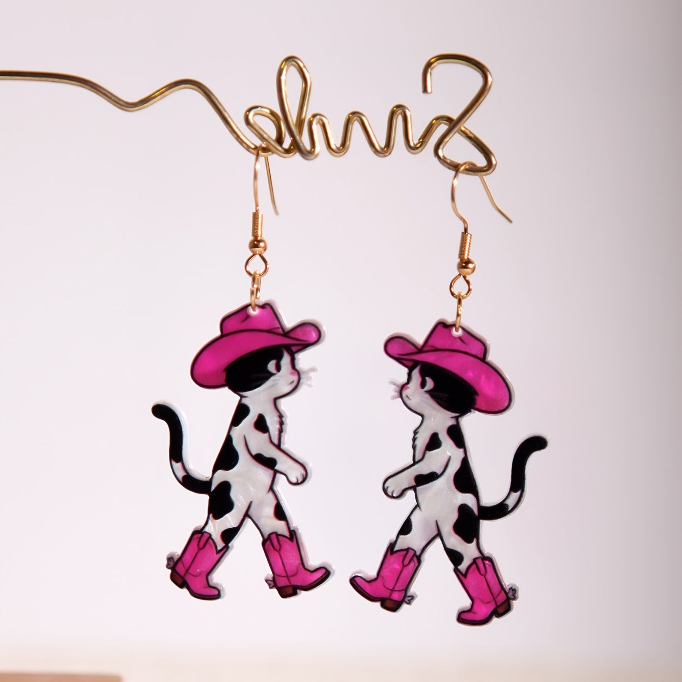 Wholesale Chic Black White Spotted Walking Cat Acrylic 2D Double Sided Cute Cat Earrings Jewelry Accessory For Party Wear Boutique Resale