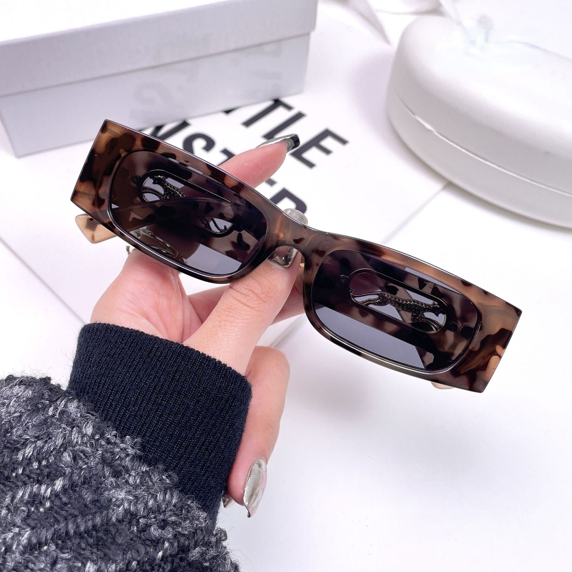 Venta al por mayor de una pieza de marco pequeño para hombres y mujeres, las mismas gafas de sol