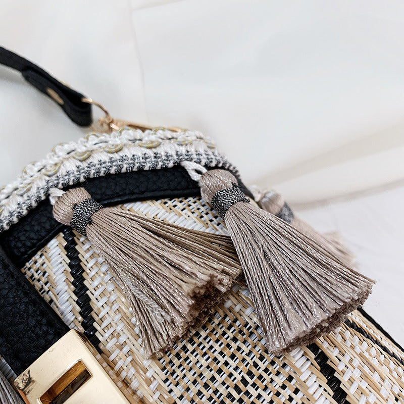 Venta al por mayor Bolso de hombro de paja con borla de cubo de concha