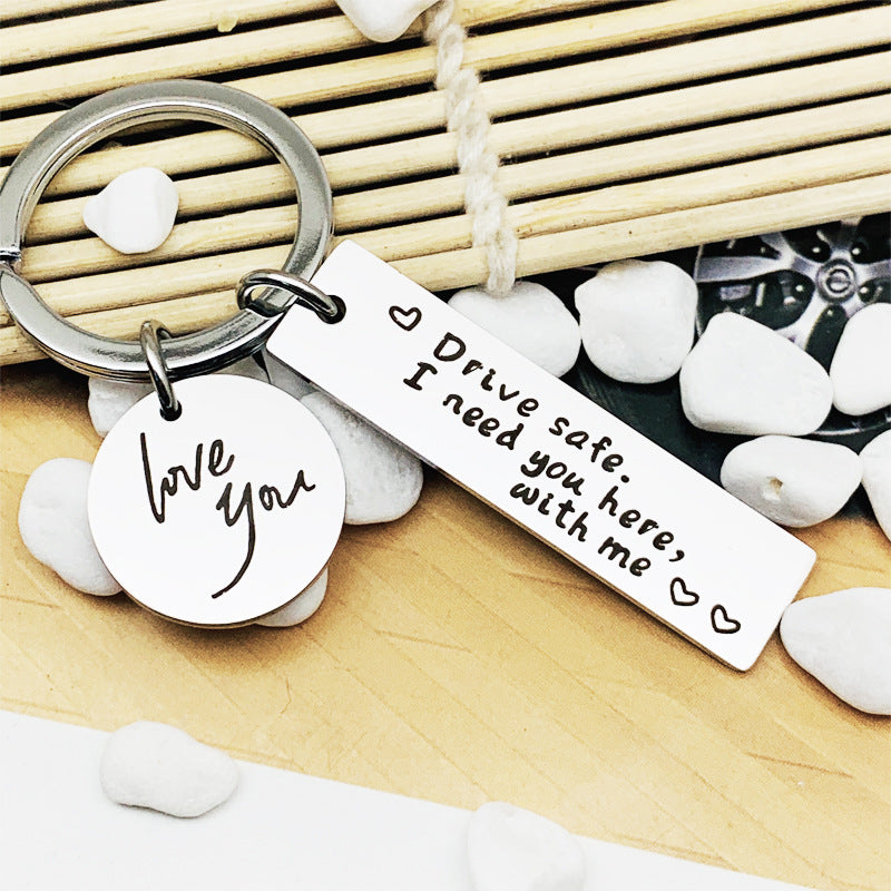 Venta al por mayor Drive Safe Te necesito aquí conmigo llavero creativo de acero inoxidable